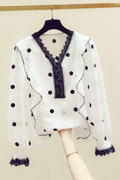 Modernūs moteriški marškiniai su špicine iškirpte su taškeliais