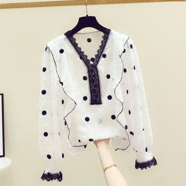 Modernūs moteriški marškiniai su špicine iškirpte su taškeliais