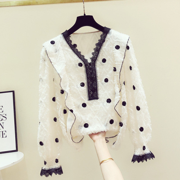 Modernūs moteriški marškiniai su špicine iškirpte su taškeliais