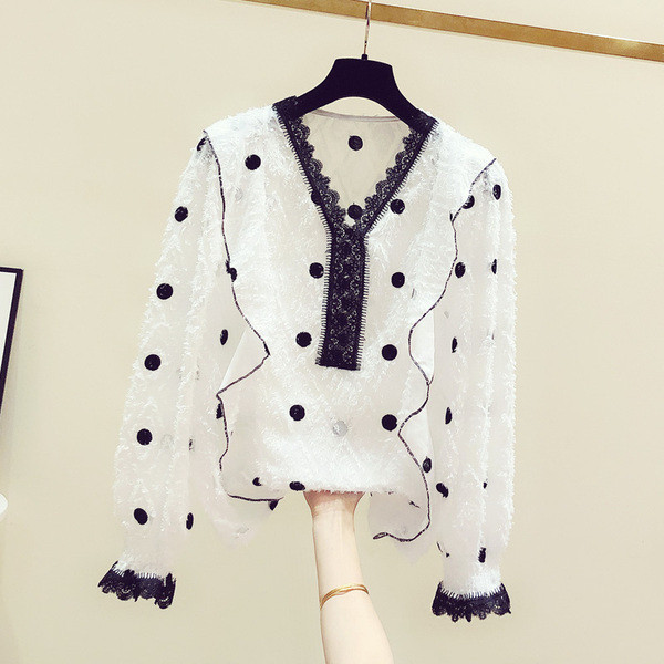 Modernūs moteriški marškiniai su špicine iškirpte su taškeliais