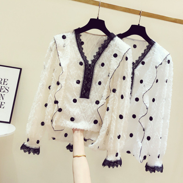 Modernūs moteriški marškiniai su špicine iškirpte su taškeliais