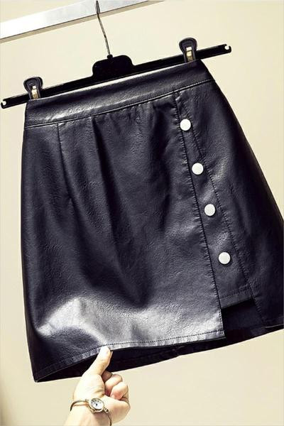 Moteriškas trumpas odinis sijonas aukštu juosmeniu