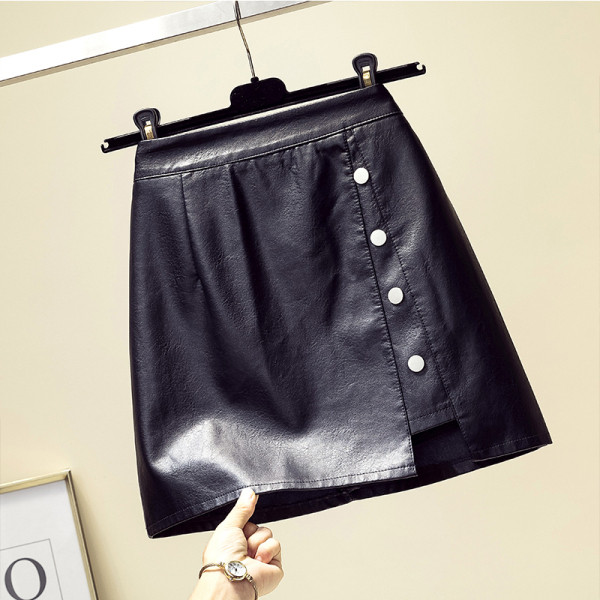 Moteriškas trumpas odinis sijonas aukštu juosmeniu