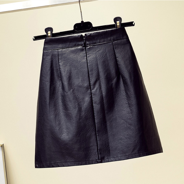 Moteriškas trumpas odinis sijonas aukštu juosmeniu