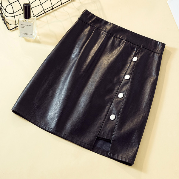 Moteriškas trumpas odinis sijonas aukštu juosmeniu