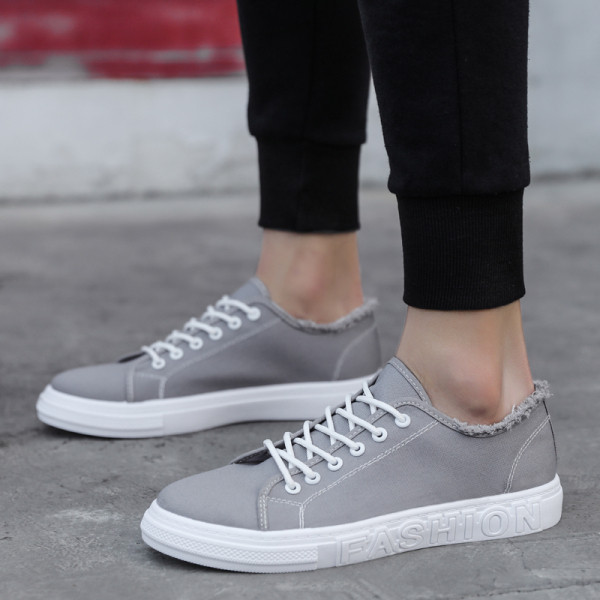 Vyriški laisvalaikio sportbačiai lygiais padais ir tekstiliniais kaklaraiščiais