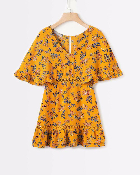 Trumpa moteriška laisvalaikio suknelė su gilia iškirpte ir gėlių raštu