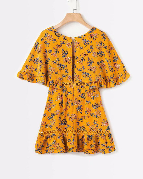 Trumpa moteriška laisvalaikio suknelė su gilia iškirpte ir gėlių raštu