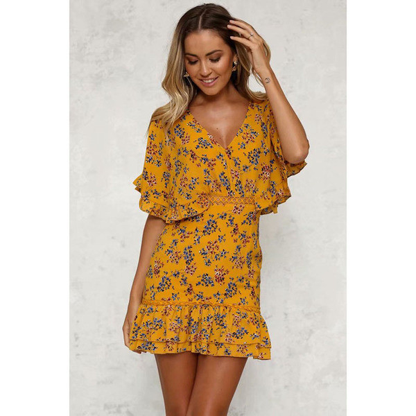 Trumpa moteriška laisvalaikio suknelė su gilia iškirpte ir gėlių raštu