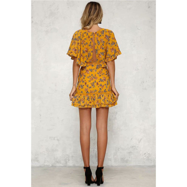 Trumpa moteriška laisvalaikio suknelė su gilia iškirpte ir gėlių raštu