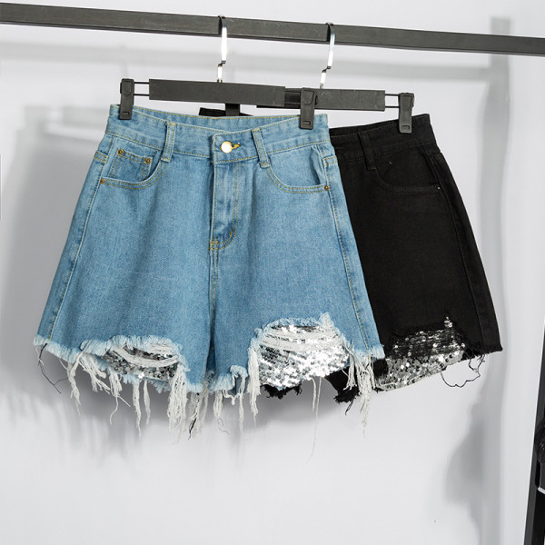 Didelio dydžio moteriški šortai aukštu liemeniu, plėšytais motyvais ir blizgučiais