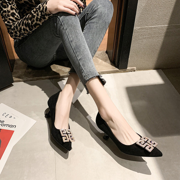 Pantofi de dama eleganti cu decor metalic si toc subtire