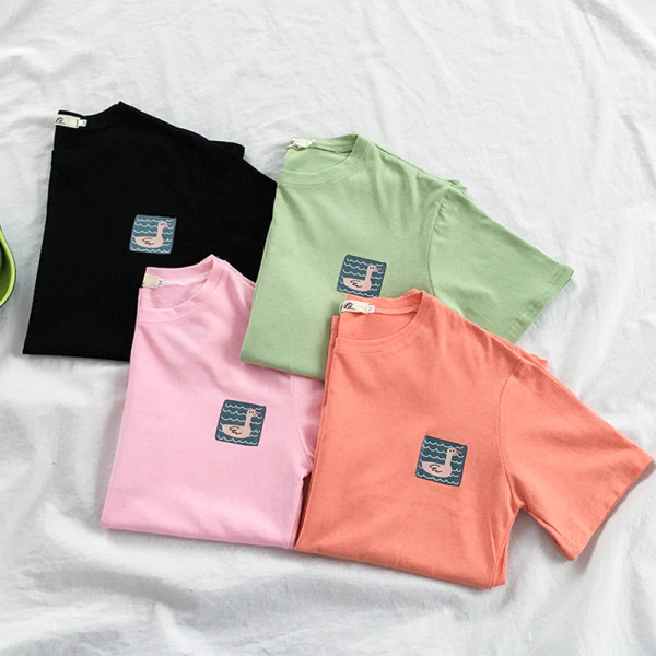 Platūs moteriški marškinėliai apvalia iškirpte ir trumpomis rankovėmis