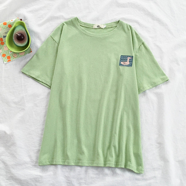 Platūs moteriški marškinėliai apvalia iškirpte ir trumpomis rankovėmis