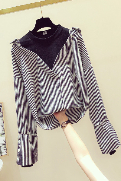 Šiuolaikinė moteriška dryžuota palaidinė su ovalia iškirpte ir ilgomis rankovėmis