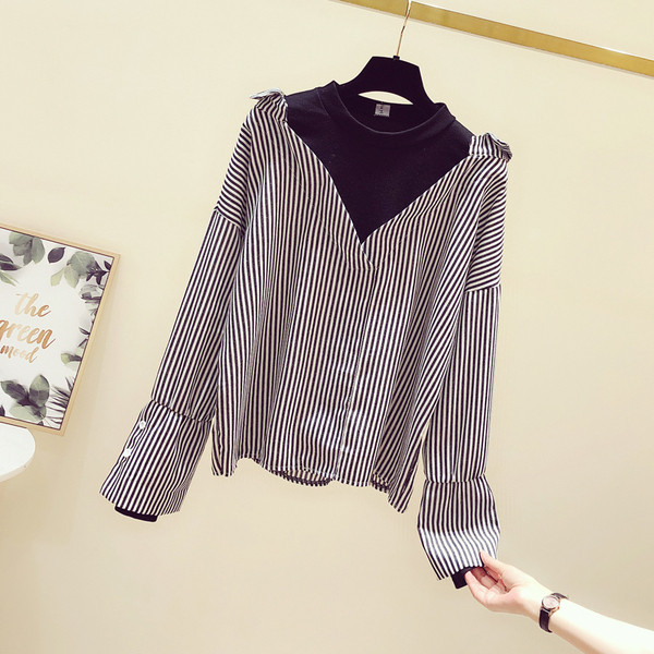 Šiuolaikinė moteriška dryžuota palaidinė su ovalia iškirpte ir ilgomis rankovėmis