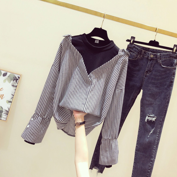 Šiuolaikinė moteriška dryžuota palaidinė su ovalia iškirpte ir ilgomis rankovėmis