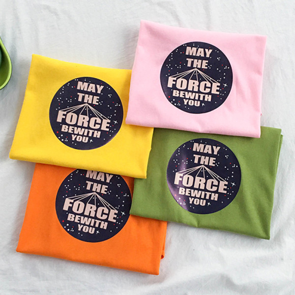 Paprasti moteriški marškinėliai su užrašais ir O formos iškirpte