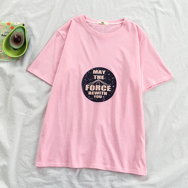 Paprasti moteriški marškinėliai su užrašais ir O formos iškirpte