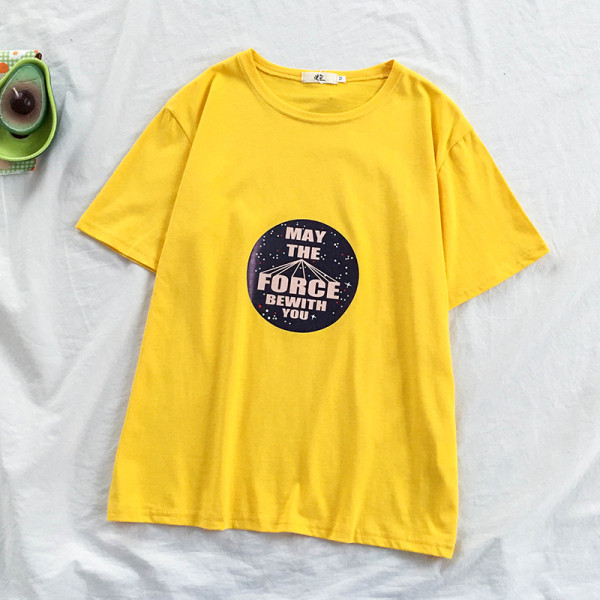 Paprasti moteriški marškinėliai su užrašais ir O formos iškirpte