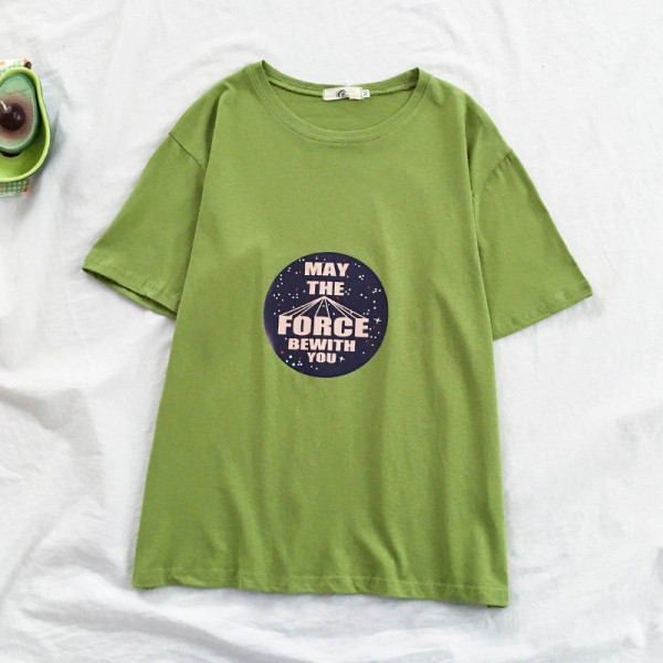 Paprasti moteriški marškinėliai su užrašais ir O formos iškirpte