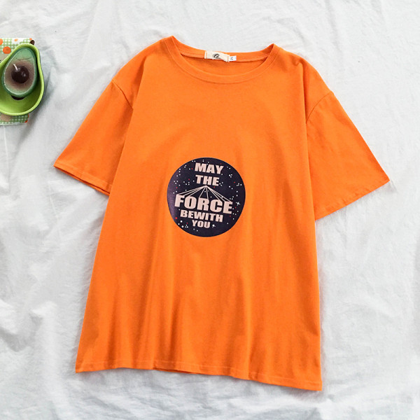 Paprasti moteriški marškinėliai su užrašais ir O formos iškirpte