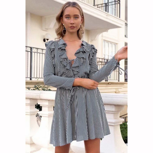 Moderni moteriška trumpa dryžuota suknelė ilgomis rankovėmis ir gilia iškirpte