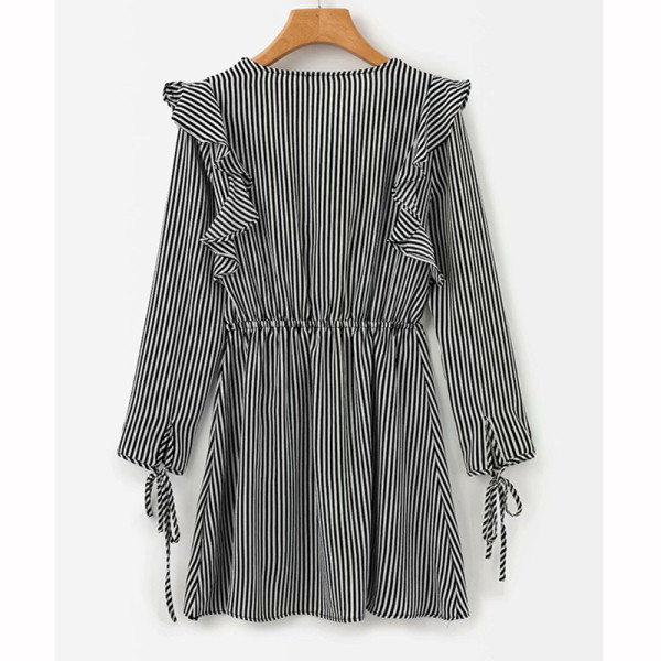 Moderni moteriška trumpa dryžuota suknelė ilgomis rankovėmis ir gilia iškirpte