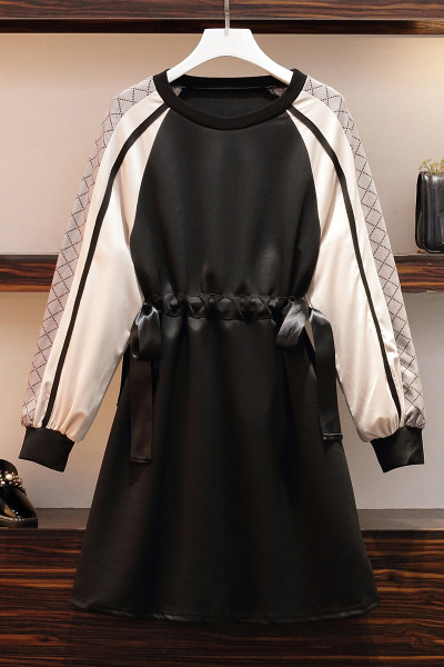 Šiuolaikinė moteriška odinė suknelė ilgomis rankovėmis ir dydžiai iki 5XL