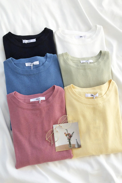 Įprastos moteriškos palaidinės ilgomis rankovėmis ir ovalia iškirpte