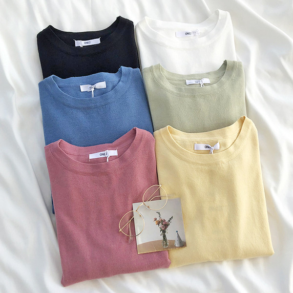 Įprastos moteriškos palaidinės ilgomis rankovėmis ir ovalia iškirpte