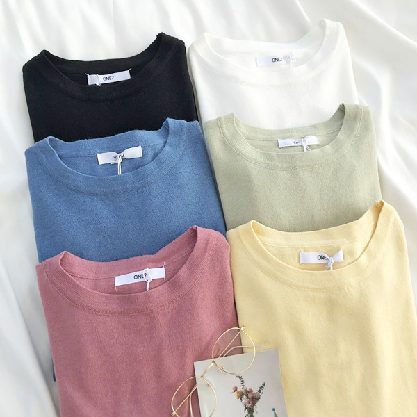 Įprastos moteriškos palaidinės ilgomis rankovėmis ir ovalia iškirpte