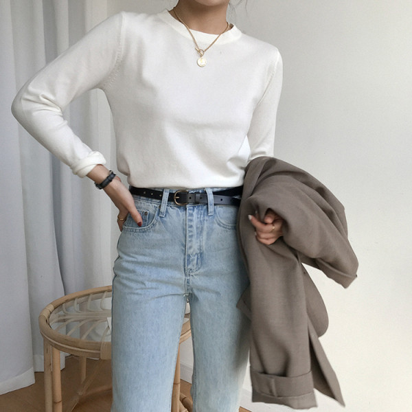 Įprastos moteriškos palaidinės ilgomis rankovėmis ir ovalia iškirpte