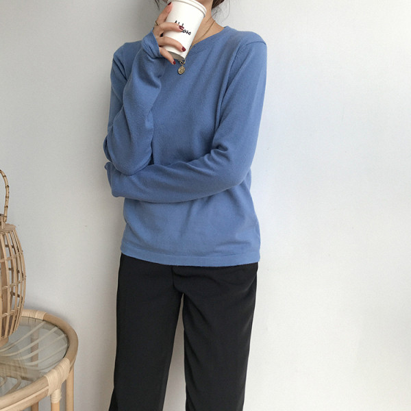 Įprastos moteriškos palaidinės ilgomis rankovėmis ir ovalia iškirpte