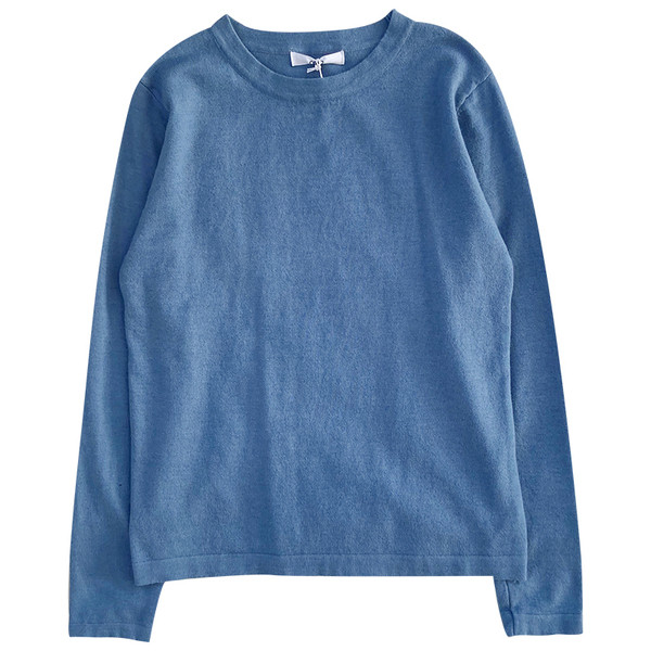 Įprastos moteriškos palaidinės ilgomis rankovėmis ir ovalia iškirpte