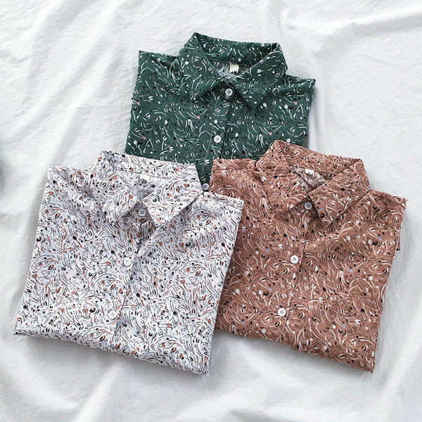 Moteriškų marškinių platus modelis su klasikine apykakle ir trumpomis rankovėmis