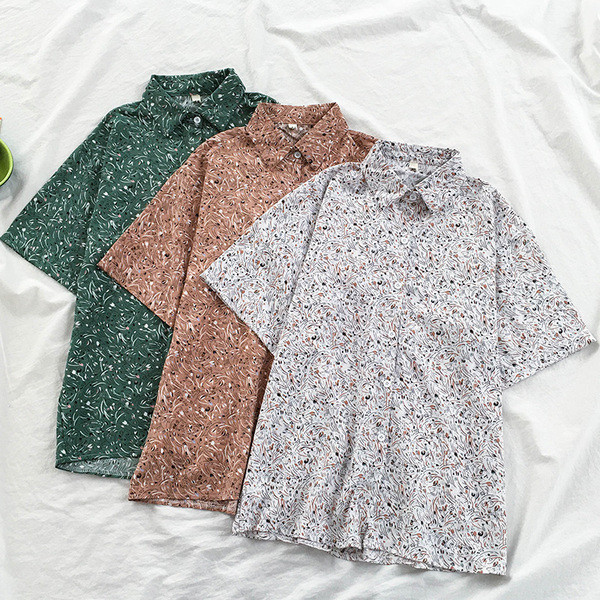 Moteriškų marškinių platus modelis su klasikine apykakle ir trumpomis rankovėmis