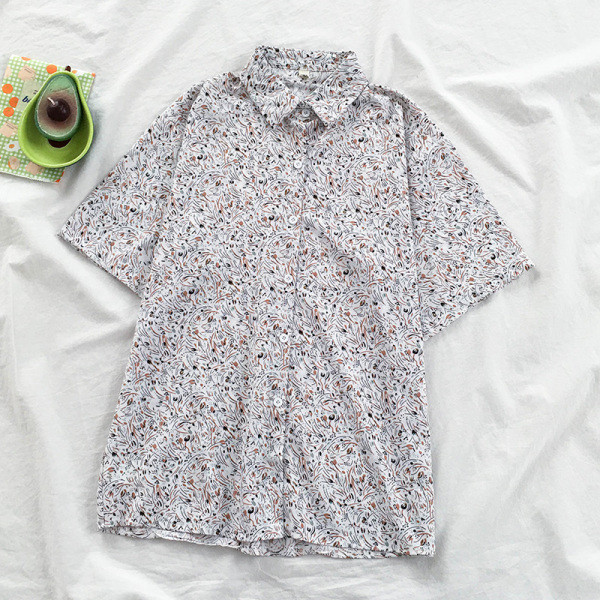 Moteriškų marškinių platus modelis su klasikine apykakle ir trumpomis rankovėmis