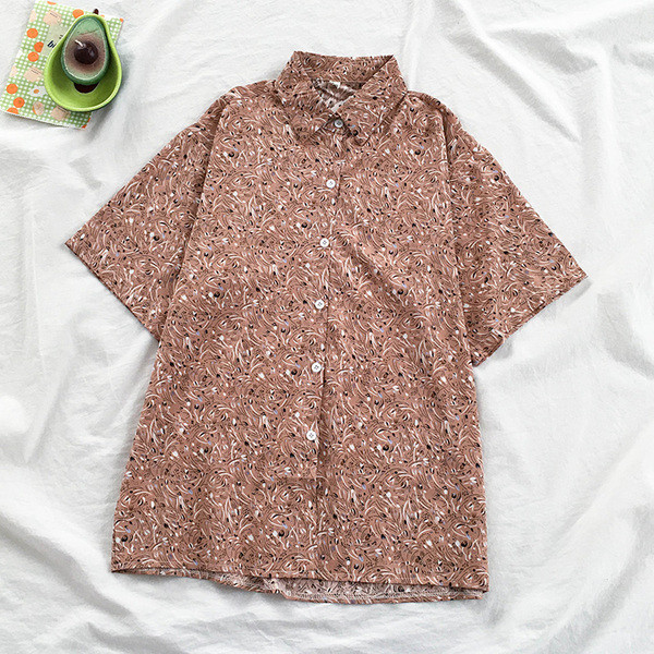 Moteriškų marškinių platus modelis su klasikine apykakle ir trumpomis rankovėmis