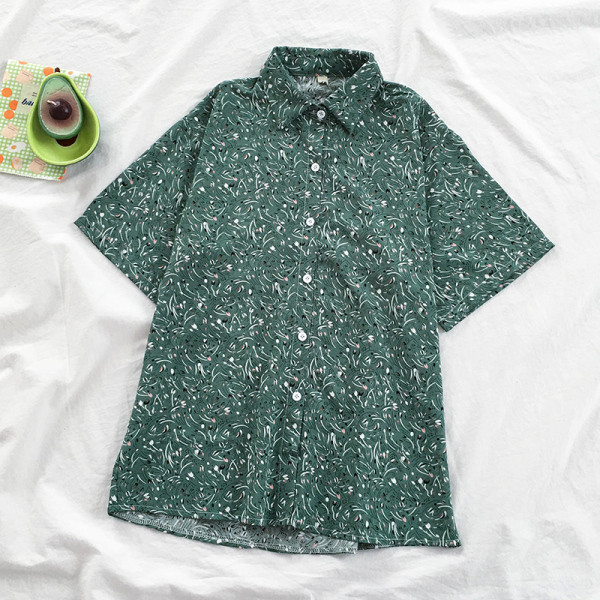 Moteriškų marškinių platus modelis su klasikine apykakle ir trumpomis rankovėmis