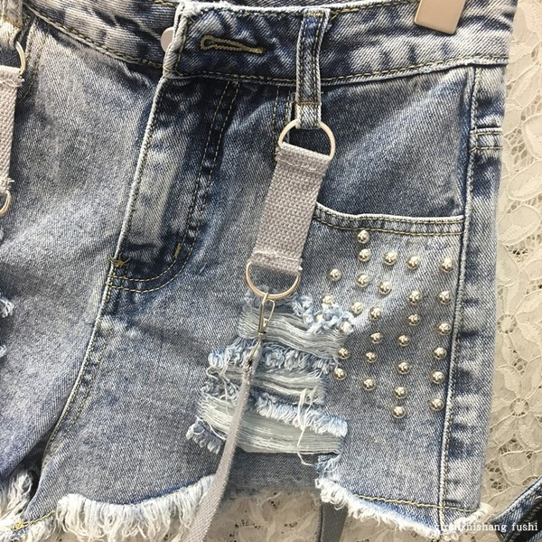 Naujo modelio moteriški šortai su petnešėlėmis ir metalinėmis akutėmis