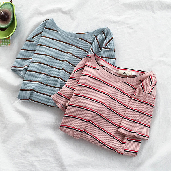 Dryžuoti moteriški marškinėliai apvalia iškirpte ir trumpomis rankovėmis