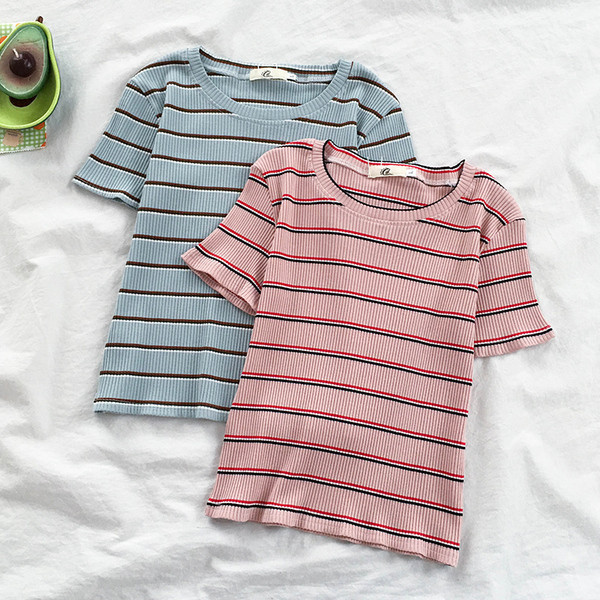 Dryžuoti moteriški marškinėliai apvalia iškirpte ir trumpomis rankovėmis