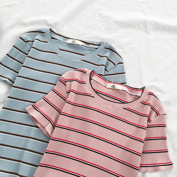 Dryžuoti moteriški marškinėliai apvalia iškirpte ir trumpomis rankovėmis