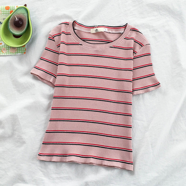 Dryžuoti moteriški marškinėliai apvalia iškirpte ir trumpomis rankovėmis