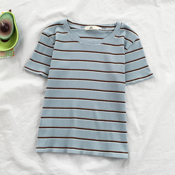 Dryžuoti moteriški marškinėliai apvalia iškirpte ir trumpomis rankovėmis