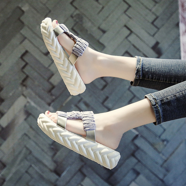 Vasarai tinkančios laisvalaikio moteriškos šlepetės storu padu