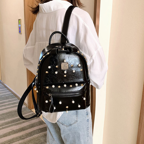 Moderni moteriška odinė kuprinė su metaliniais elementais ir perlais