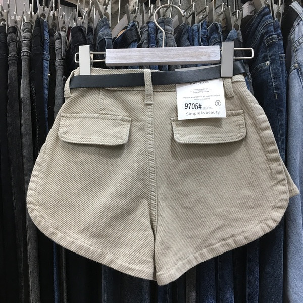 Спортно-ежедневни дамски къси панталони с джобове и колан 