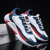 Casual meeste hingavad tossud paelte ja lameda tallaga